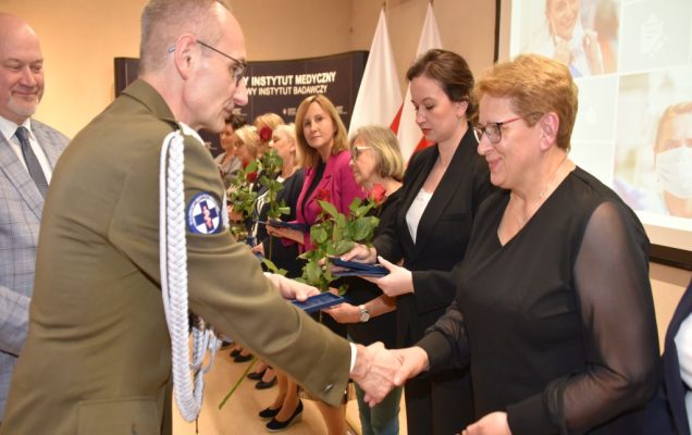 Obchody Międzynarodowego Dnia Pielęgniarki i Położnej w Wojskowym Instytucie Medycznym. Wręczanie odznak.