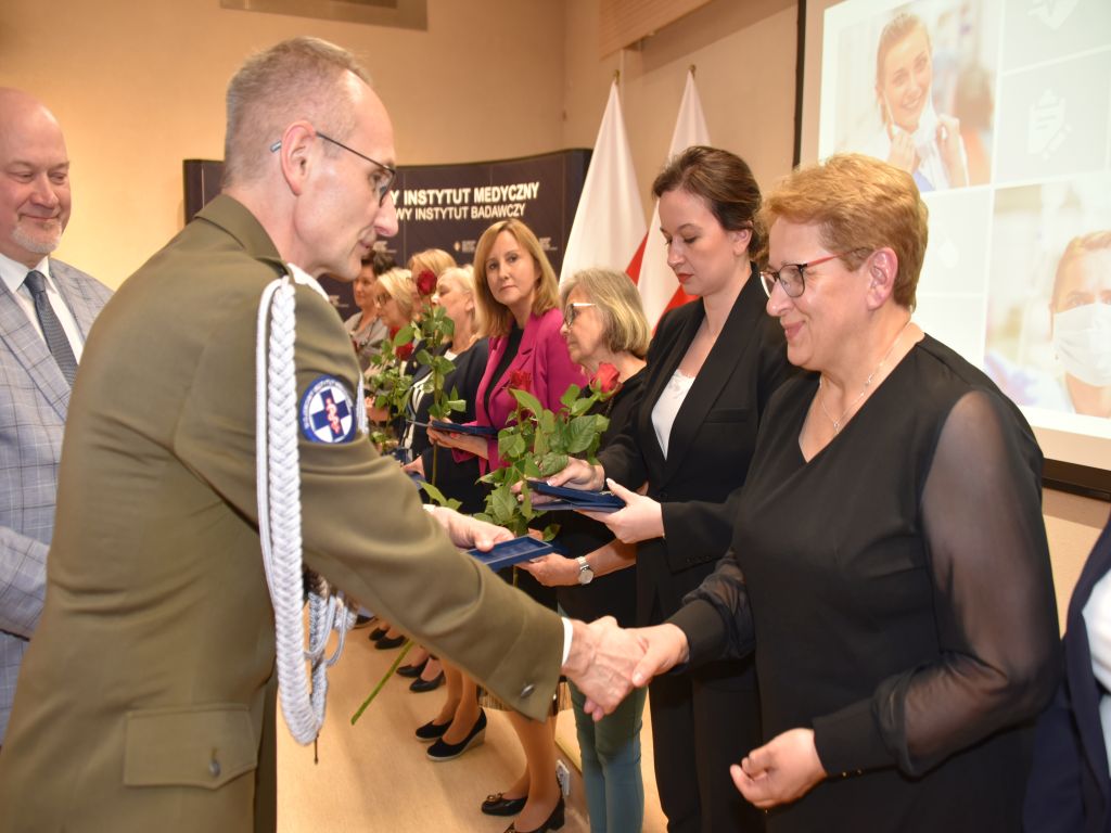 Obchody Międzynarodowego Dnia Pielęgniarki i Położnej w Wojskowym Instytucie Medycznym. Wręczanie odznak.