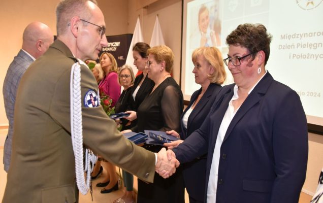 Obchody Międzynarodowego Dnia Pielęgniarki i Położnej w Wojskowym Instytucie Medycznym. Wręczanie odznak.