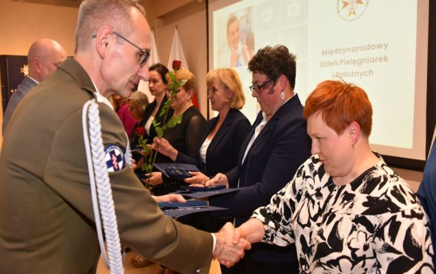 Obchody Międzynarodowego Dnia Pielęgniarki i Położnej w Wojskowym Instytucie Medycznym. Wręczanie odznak.