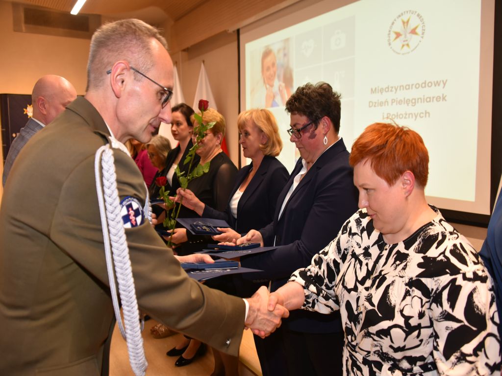 Obchody Międzynarodowego Dnia Pielęgniarki i Położnej w Wojskowym Instytucie Medycznym. Wręczanie odznak.