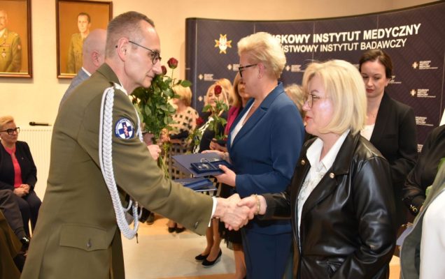 Obchody Międzynarodowego Dnia Pielęgniarki i Położnej w Wojskowym Instytucie Medycznym. Wręczanie odznak.