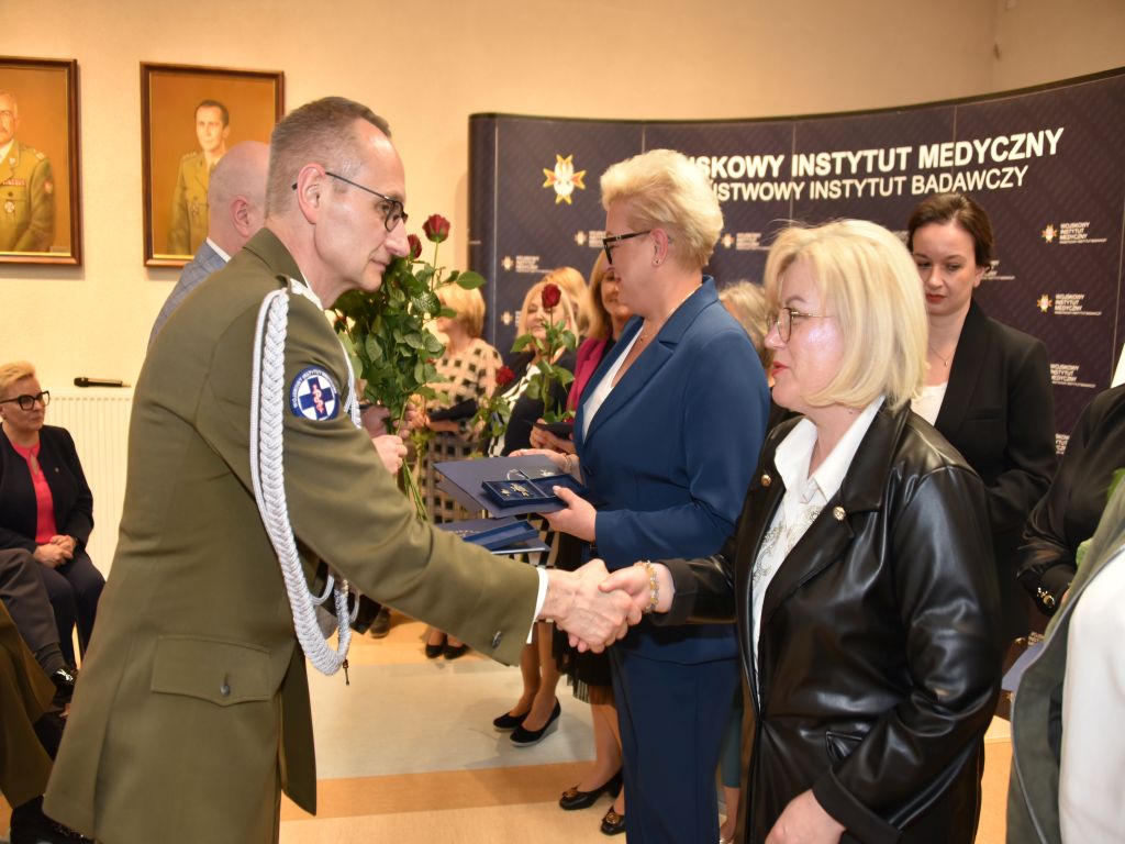 Obchody Międzynarodowego Dnia Pielęgniarki i Położnej w Wojskowym Instytucie Medycznym. Wręczanie odznak.