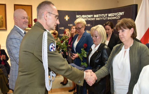 Obchody Międzynarodowego Dnia Pielęgniarki i Położnej w Wojskowym Instytucie Medycznym. Wręczanie odznak.
