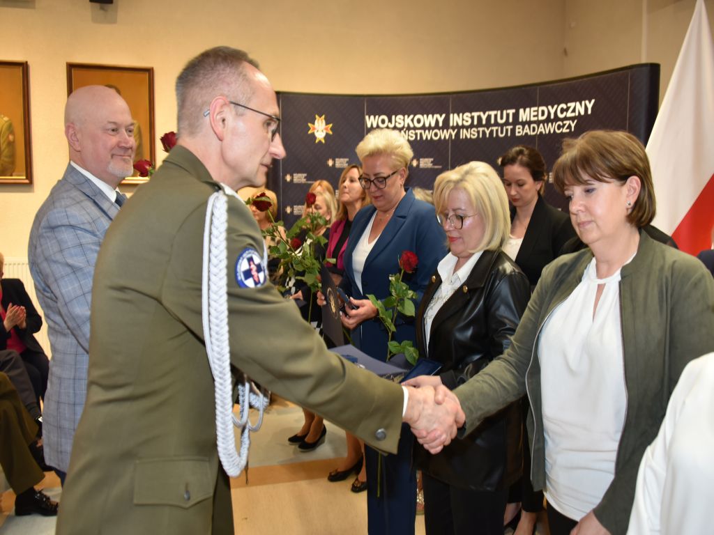 Obchody Międzynarodowego Dnia Pielęgniarki i Położnej w Wojskowym Instytucie Medycznym. Wręczanie odznak.