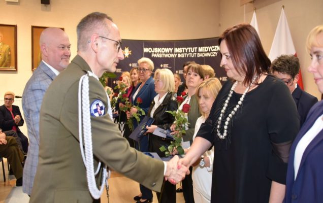 Obchody Międzynarodowego Dnia Pielęgniarki i Położnej w Wojskowym Instytucie Medycznym. Wręczanie odznak.