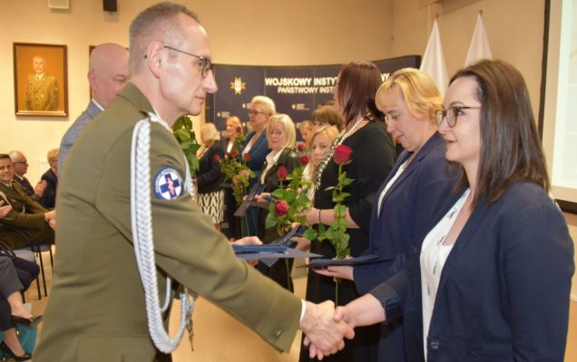 Obchody Międzynarodowego Dnia Pielęgniarki i Położnej w Wojskowym Instytucie Medycznym. Wręczanie odznak.