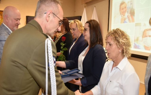 Obchody Międzynarodowego Dnia Pielęgniarki i Położnej w Wojskowym Instytucie Medycznym. Wręczanie odznak.