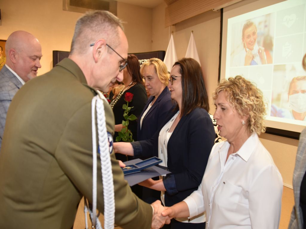 Obchody Międzynarodowego Dnia Pielęgniarki i Położnej w Wojskowym Instytucie Medycznym. Wręczanie odznak.