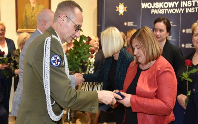 Obchody Międzynarodowego Dnia Pielęgniarki i Położnej w Wojskowym Instytucie Medycznym. Wręczanie odznak.