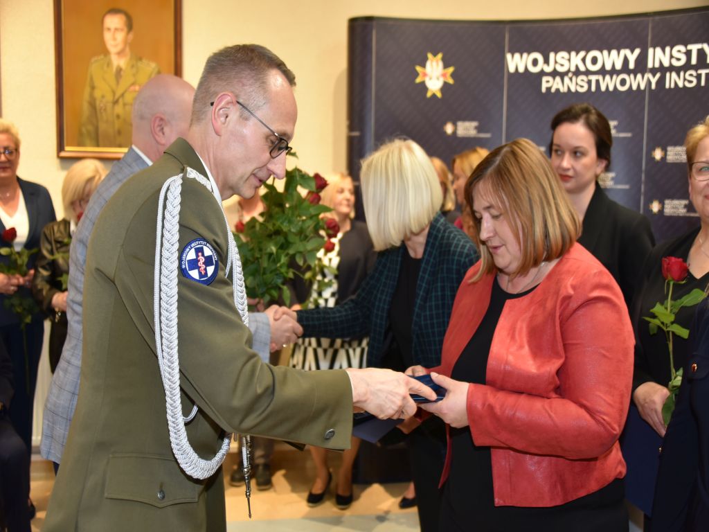 Obchody Międzynarodowego Dnia Pielęgniarki i Położnej w Wojskowym Instytucie Medycznym. Wręczanie odznak.