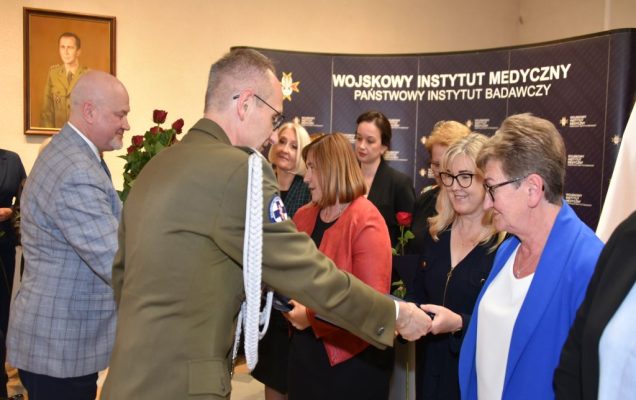 Obchody Międzynarodowego Dnia Pielęgniarki i Położnej w Wojskowym Instytucie Medycznym. Wręczanie odznak.