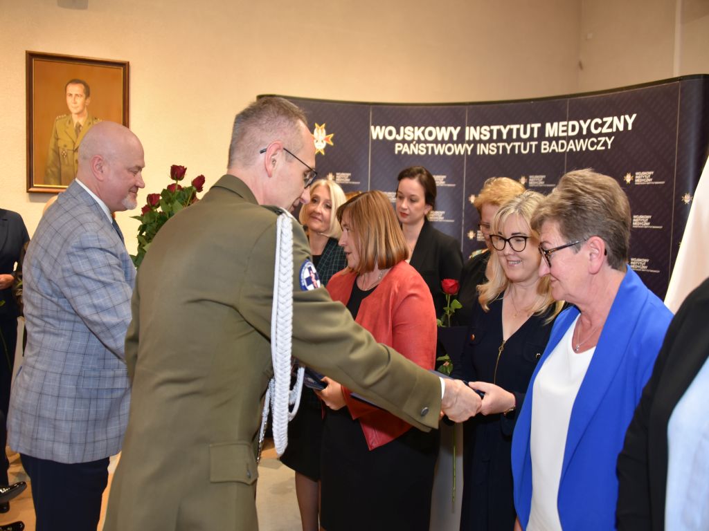 Obchody Międzynarodowego Dnia Pielęgniarki i Położnej w Wojskowym Instytucie Medycznym. Wręczanie odznak.