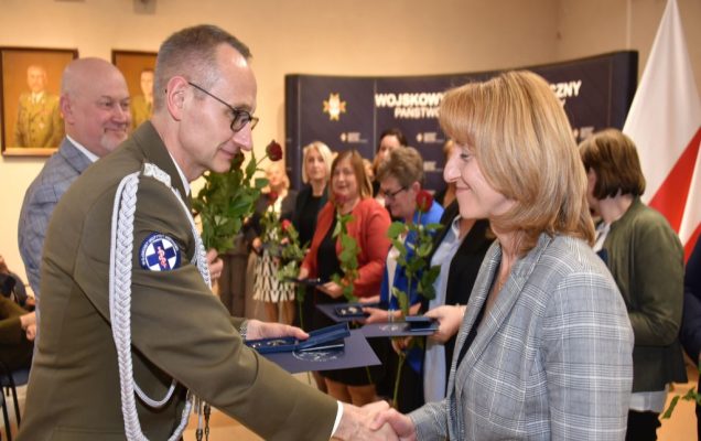 Obchody Międzynarodowego Dnia Pielęgniarki i Położnej w Wojskowym Instytucie Medycznym. Wręczanie odznak.
