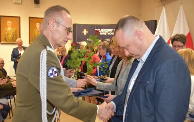 Obchody Międzynarodowego Dnia Pielęgniarki i Położnej w Wojskowym Instytucie Medycznym. Wręczanie odznak.