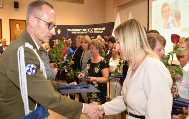 Obchody Międzynarodowego Dnia Pielęgniarki i Położnej w Wojskowym Instytucie Medycznym. Wręczanie odznak.