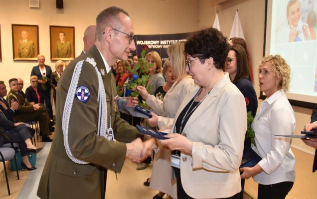 Obchody Międzynarodowego Dnia Pielęgniarki i Położnej w Wojskowym Instytucie Medycznym. Wręczanie odznak.