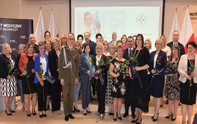 Obchody Międzynarodowego Dnia Pielęgniarki i Położnej w Wojskowym Instytucie Medycznym. Wręczanie odznak.