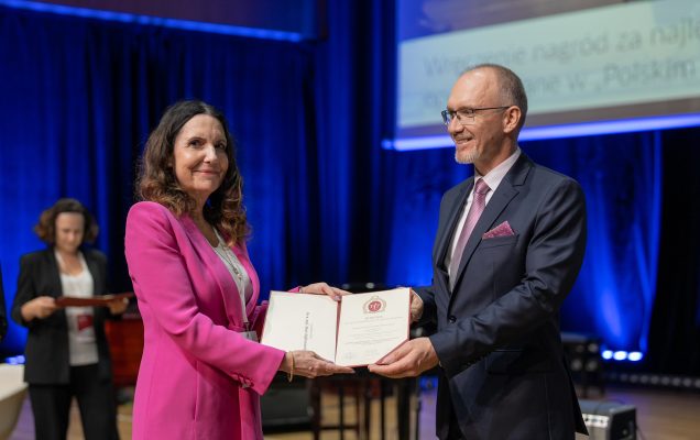Nagrodę wręcza prof. Anetta Undas redaktor naczelna Polish Archives of Internal Medicine.