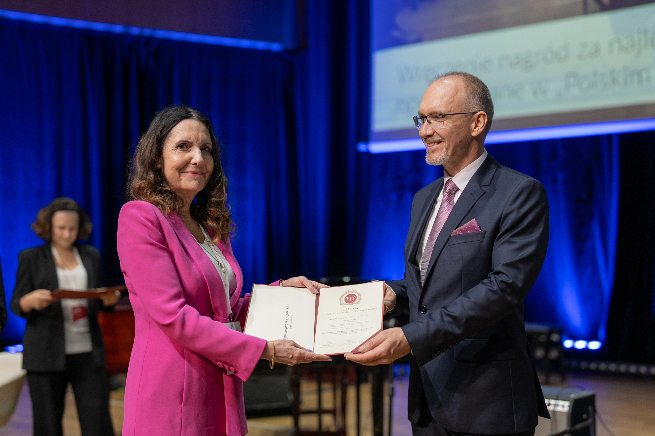 Nagrodę wręcza prof. Anetta Undas redaktor naczelna Polish Archives of Internal Medicine.