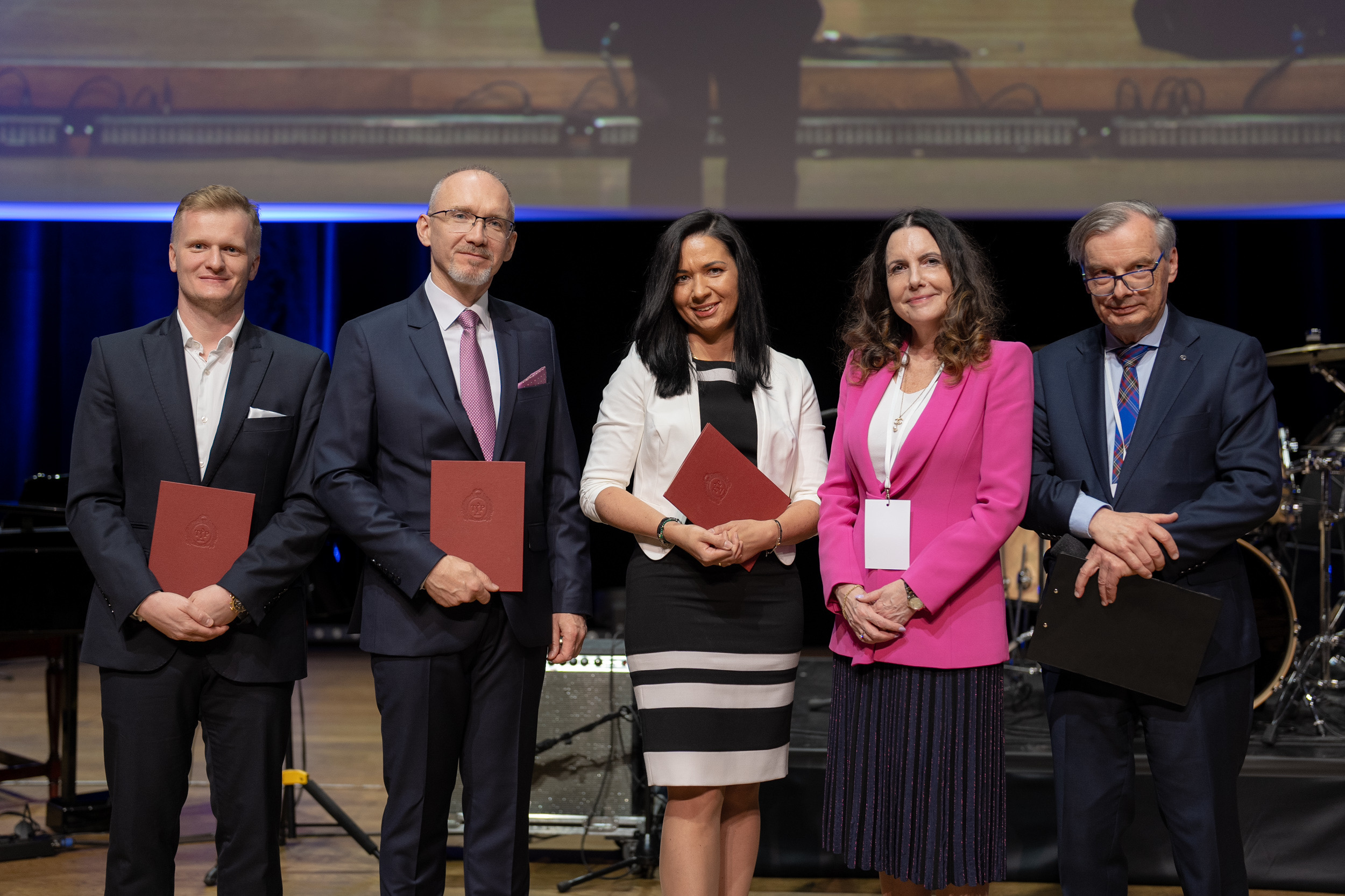 zespół dr. Piotra Dąbrowickiego z nagrodami za najlepszą publikację w Polish Archives of Internal Medicine