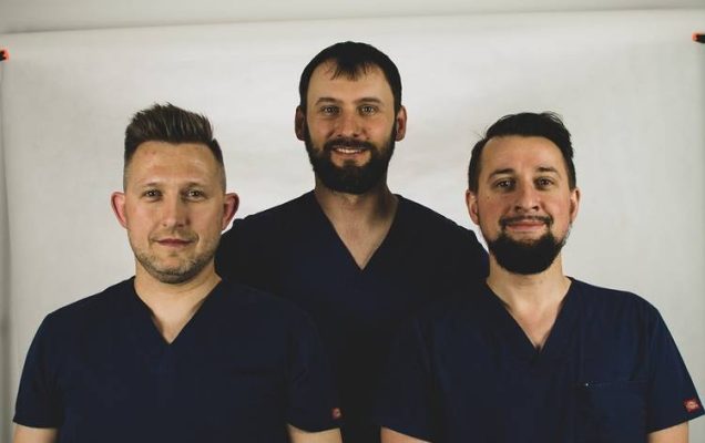 na zdjęciu jest trzech młodych ratowników medycznych, są to mężczyźni
