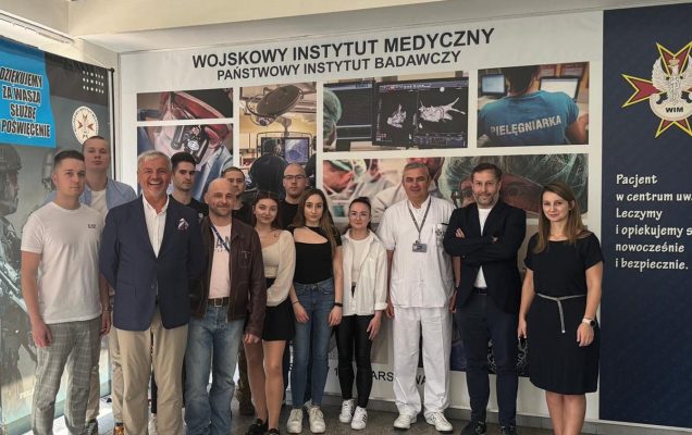 Szkolenie studentów Akademii Sztuki Wojennej w Centrum Leczenia Weterana w Wojskowym Instytucie Medycznym w Warszawie. Zdjęcie grupowe.