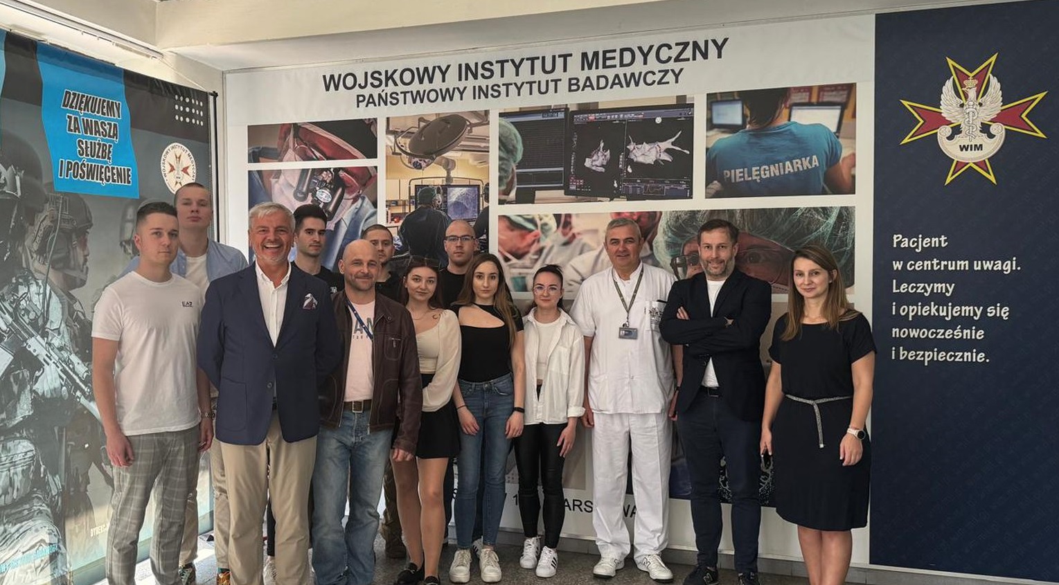 Szkolenie studentów Akademii Sztuki Wojennej w Centrum Leczenia Weterana w Wojskowym Instytucie Medycznym w Warszawie. Zdjęcie grupowe.