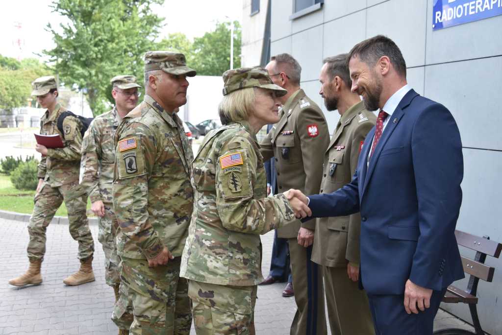 Dowódca generalny wojsk medycznych Stanów Zjednoczonych z wizytą w WIM