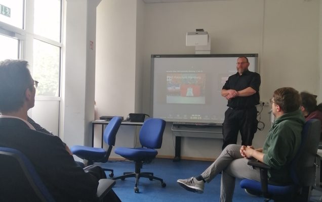 Prelekcja przedstawiciela Oddziału Medycyny Pola Walki i Symulacji Medycznej Wojskowego Instytutu Medycznego- Państwowego Instytutu Badawczego ppor. Artur Skobel podczas wizyty na Hochschule für Angewandte Wissenschaften Hamburg