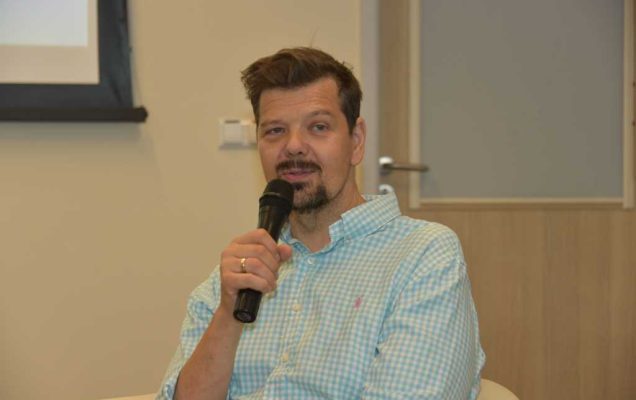 Konferencja A czy Ty jesteś słodki w normie w Wojskowym Instytucie Medycznym w Warszawie. Michał Figurski z mikrofonem w ręku.