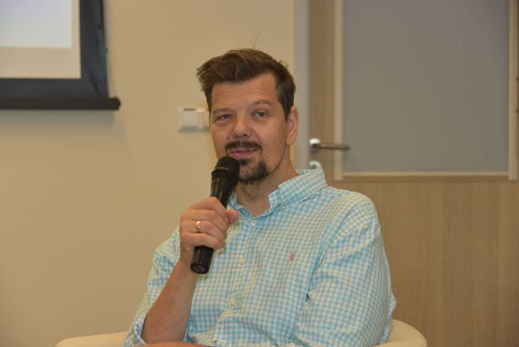 Konferencja A czy Ty jesteś słodki w normie w Wojskowym Instytucie Medycznym w Warszawie. Michał Figurski z mikrofonem w ręku.