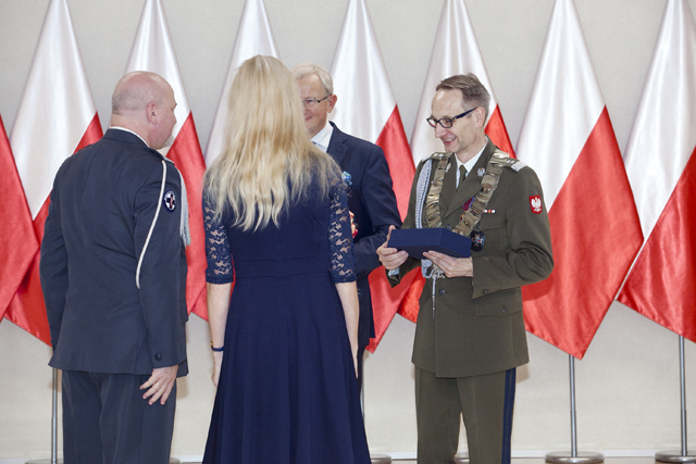 Uroczystość wręczenia Nagrody Dyrektora WIM 2019. Dyrektor Wojskowego Instytutu Medycznego Grzegorz Gielerak w Warszawie podczas wręczania nagród laureatom.