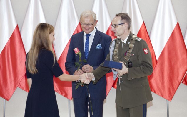 Uroczystość wręczenia Nagrody Dyrektora WIM 2019. Dyrektor Wojskowego Instytutu Medycznego Grzegorz Gielerak w Warszawie podczas wręczania nagród laureatom.