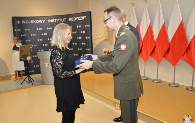 Uroczystość wręczenia Nagrody Dyrektora WIM 2019. Dyrektor Wojskowego Instytutu Medycznego Grzegorz Gielerak w Warszawie podczas wręczania nagród laureatom.