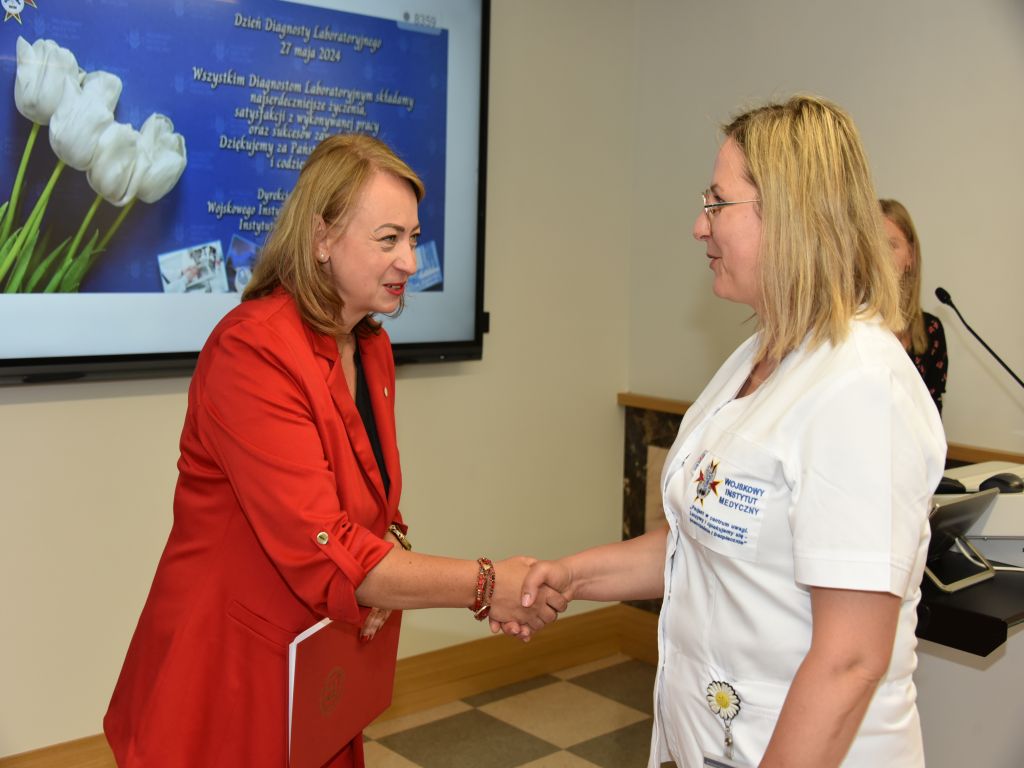 Uroczystość z okazji Dnia Diagnosty Laboratoryjnego w Wojskowym Instytucie Medycznym w Warszawie. Wręczenie nagród.