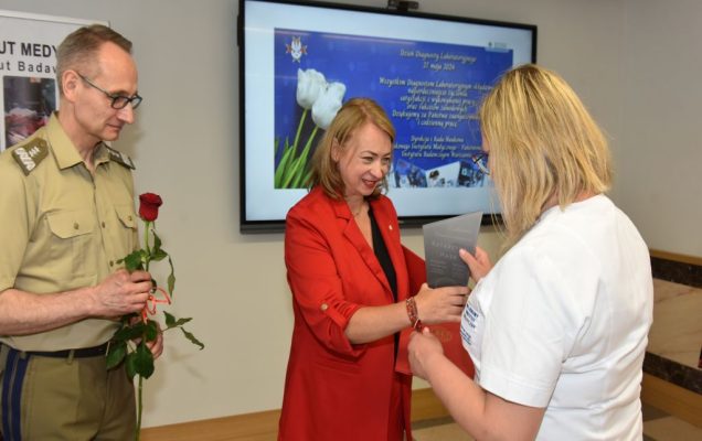 Uroczystość z okazji Dnia Diagnosty Laboratoryjnego w Wojskowym Instytucie Medycznym w Warszawie. Wręczenie nagród.