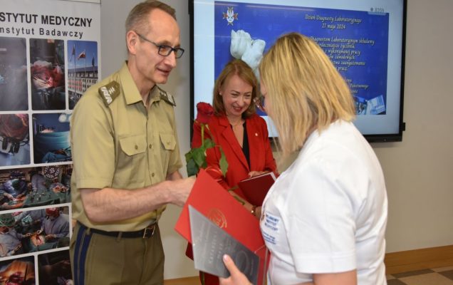 Uroczystość z okazji Dnia Diagnosty Laboratoryjnego w Wojskowym Instytucie Medycznym w Warszawie. Wręczenie nagród.
