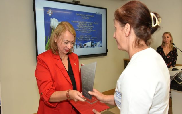 Uroczystość z okazji Dnia Diagnosty Laboratoryjnego w Wojskowym Instytucie Medycznym w Warszawie. Wręczenie nagród.