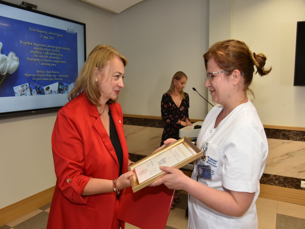 Uroczystość z okazji Dnia Diagnosty Laboratoryjnego w Wojskowym Instytucie Medycznym w Warszawie. Wręczenie nagród.