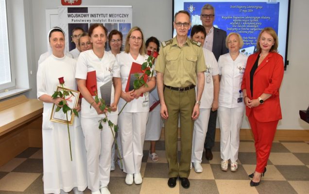 Uroczystość z okazji Dnia Diagnosty Laboratoryjnego w Wojskowym Instytucie Medycznym w Warszawie. Wręczenie nagród. Zdjęcie grupowe.