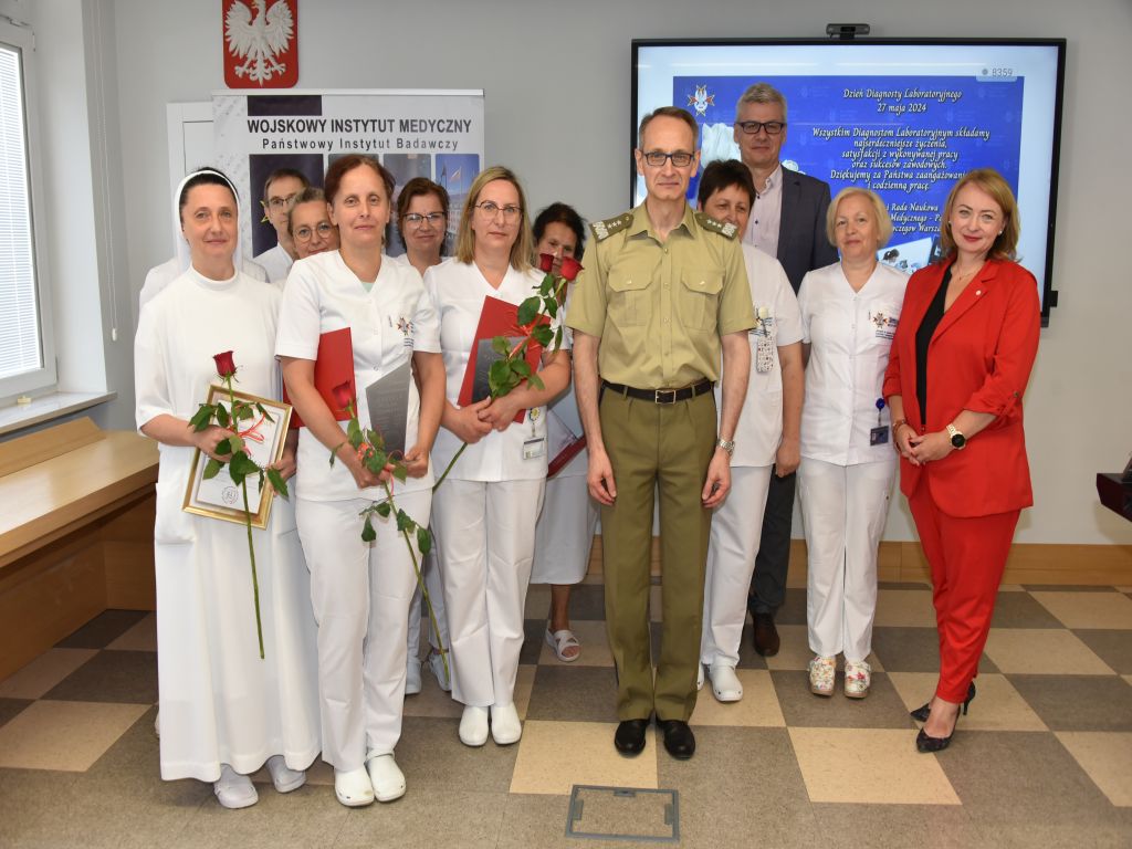 Uroczystość z okazji Dnia Diagnosty Laboratoryjnego w Wojskowym Instytucie Medycznym w Warszawie. Wręczenie nagród. Zdjęcie grupowe.