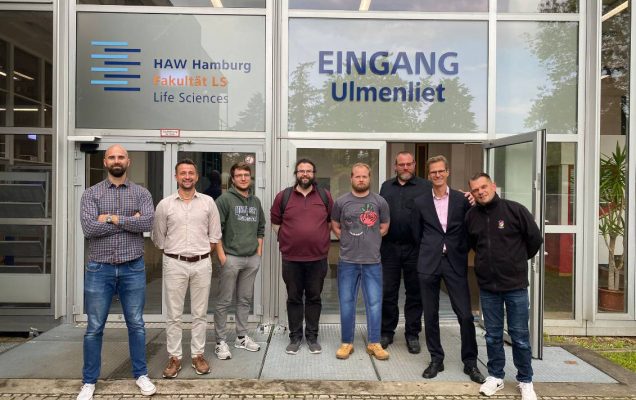 Przedstawiciele Oddziału Medycyny Pola Walki i Symulacji Medycznej Wojskowego Instytutu Medycznego- Państwowego Instytutu Badawczego mgr Paweł Wiktorzak i ppor. Artur Skobel przed wejściem do Hochschule für Angewandte Wissenschaften w Hamburgu
