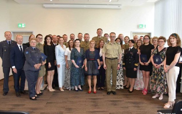 Uhonorowanie 30 absolwentów VIII edycji studiów podyplomowych w WIM-PIB, zdjęcie grupowe absolwentów.