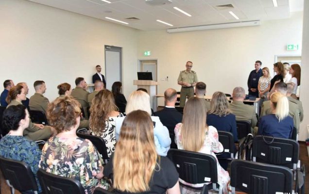 Uhonorowanie 30 absolwentów VIII edycji studiów podyplomowych w WIM-PIB, absolwenci siedzący na sali podczas uroczystości zakończenia studiów