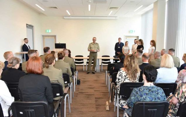 Uhonorowanie 30 absolwentów VIII edycji studiów podyplomowych w WIM-PIB,sala wykładowa