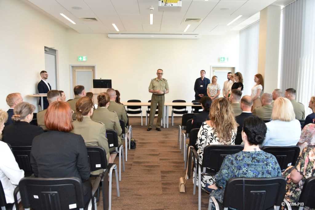 Uhonorowanie 30 absolwentów VIII edycji studiów podyplomowych w WIM-PIB,sala wykładowa