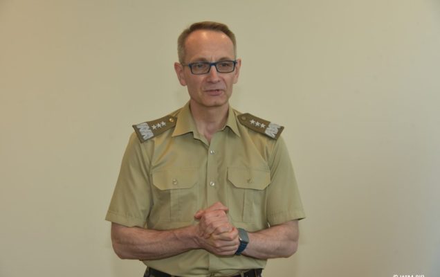 Uhonorowanie 30 absolwentów VIII edycji studiów podyplomowych w WIM-PIB, dyrektor WIM-PIB Grzegorz Gielerak