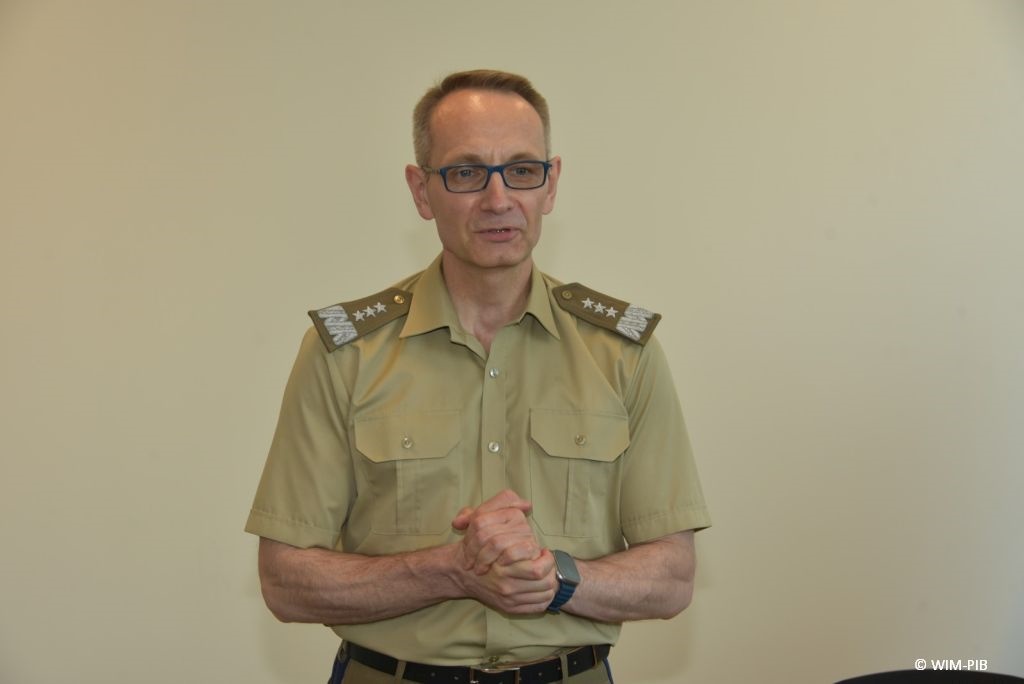 Uhonorowanie 30 absolwentów VIII edycji studiów podyplomowych w WIM-PIB, dyrektor WIM-PIB Grzegorz Gielerak