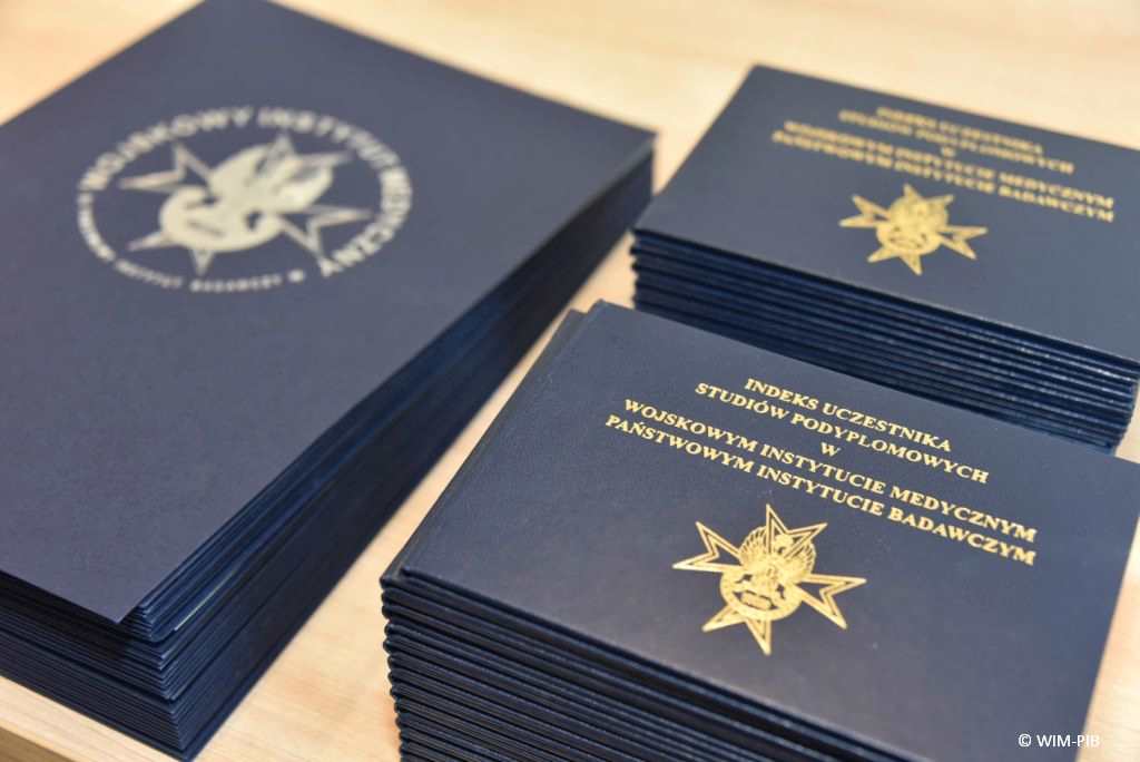 Uhonorowanie 30 absolwentów VIII edycji studiów podyplomowych w WIM-PIB, dyplomy ukończenia studiów